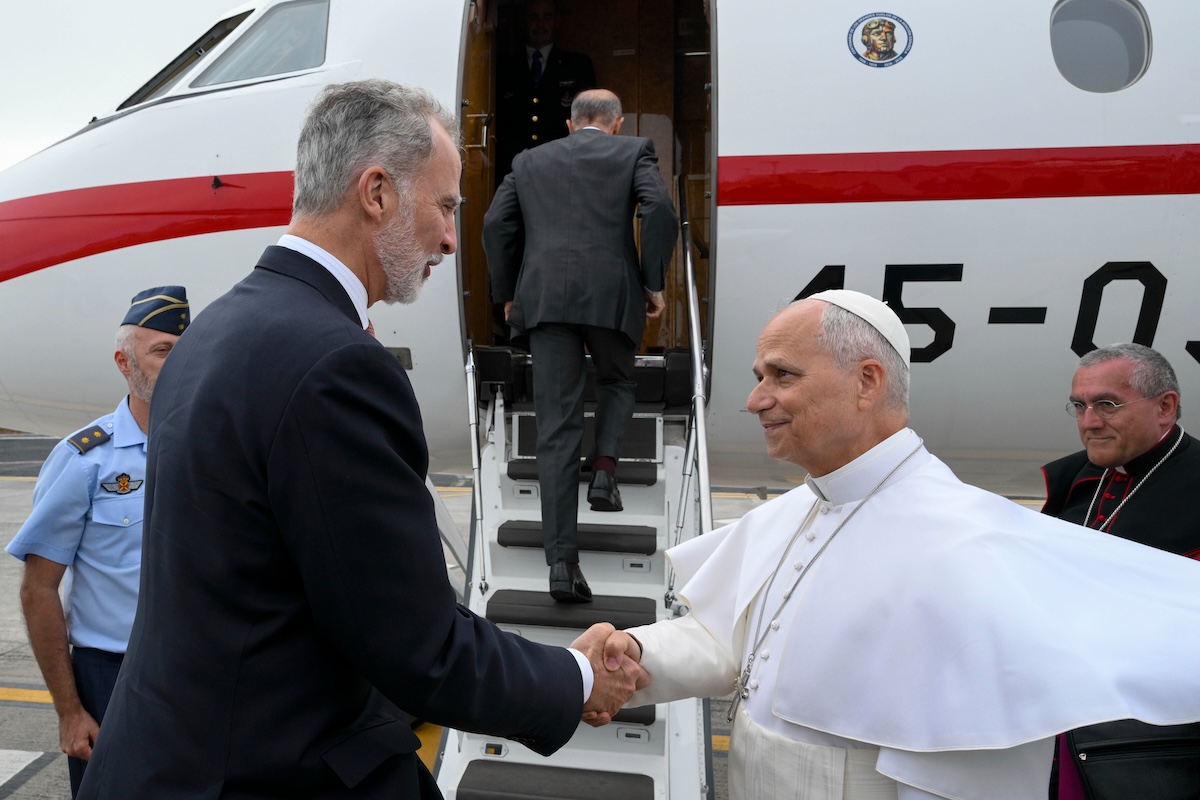 Il papa sta tornando in Italia con un aereo prestato dal re di Spagna, perché il suo ha avuto un guasto tecnico