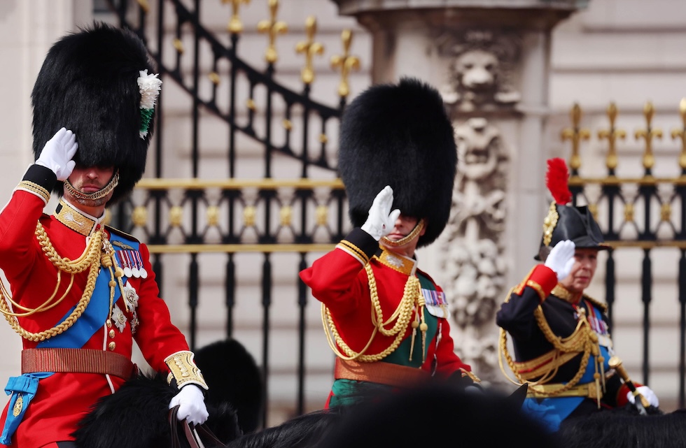 William, principe del Galles, il principe Edoardo, duca di Edimburgo, e la principessa Anna durante il Trooping the Colour, la tradizionale parata militare per celebrare il compleanno del re. Carlo III in realtà compie gli anni il 14 novembre, ma il secondo sabato di giugno si tengono da sempre i festeggiamenti ufficiali in onore del sovrano britannico in carica (ANSA/EPA/ANDY RAIN)
