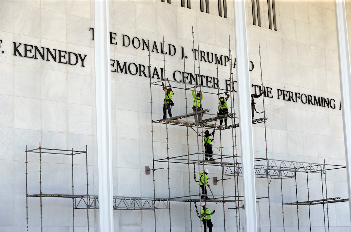 Leggi l'articolo: I video e le foto degli operai che rimuovono il nome di Donald Trump dal Kennedy Center