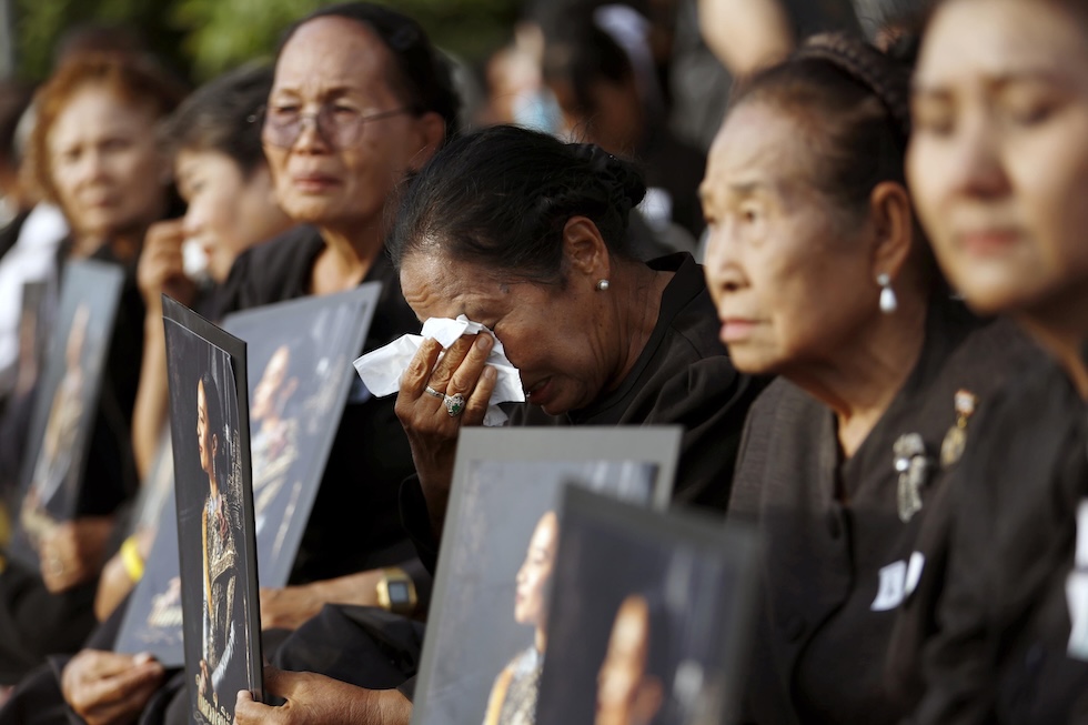 I cittadini thailandesi al funerale della principessa Bajrakitiyabha Mahidol che è morta ieri a 47 anni (ANSA/EPA/RUNGROJ YONGRIT)
