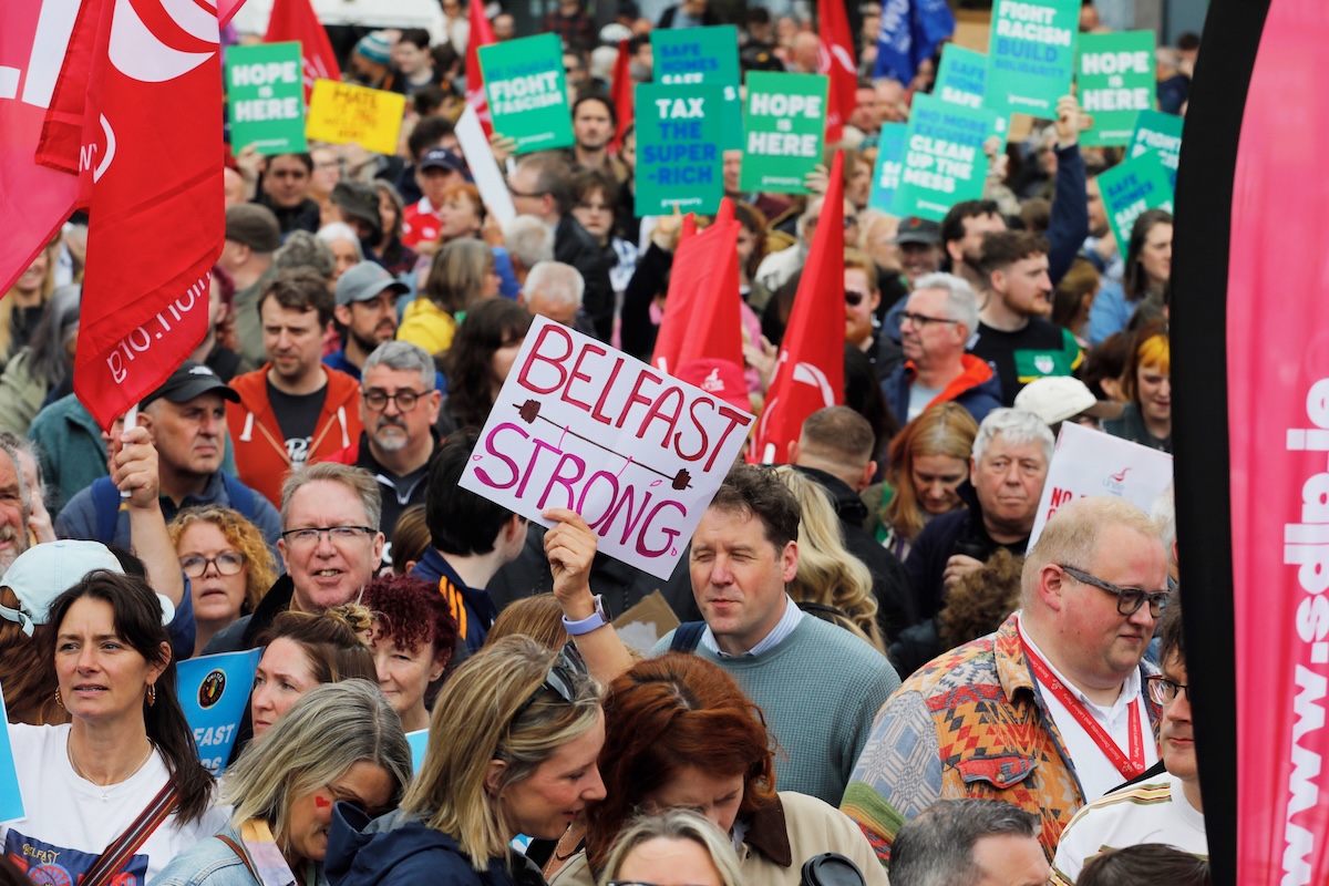 A Belfast c’è stata una grande manifestazione antirazzista, in risposta alle violente proteste degli scorsi giorni