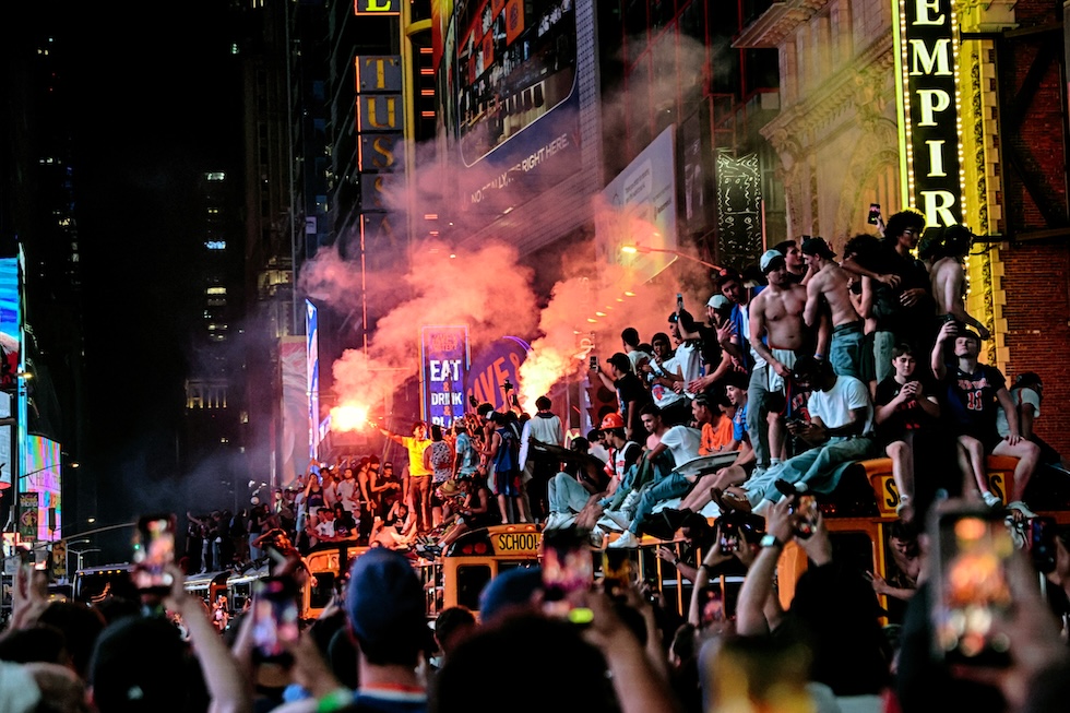 Tifosi festeggiano i New York Knicks che hanno vinto l'NBA dopo 53 anni (AP Photo/Heather Khalifa)