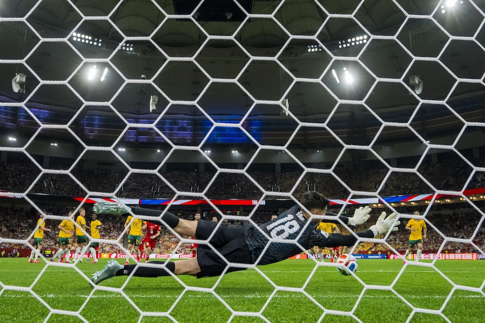 Il portiere australiano Patrick Beach mentre para un gol nella partita dei Mondiali tra Australia e Turchia che è finita 2 a 0 (ANSA/EPA/BOB FRID)