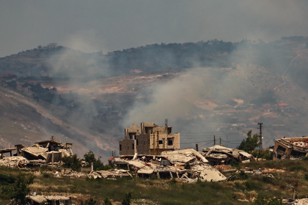 Del fumo si alza nel cielo dopo un attacco israeliano nel sud del Libano (ANSA/EPA/ATEF SAFADI)