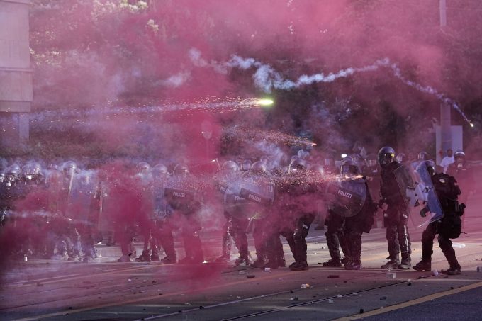 A Ginevra, in Svizzera, ci sono stati scontri con la polizia durante una grossa manifestazione contro il G7 nella vicina Évian