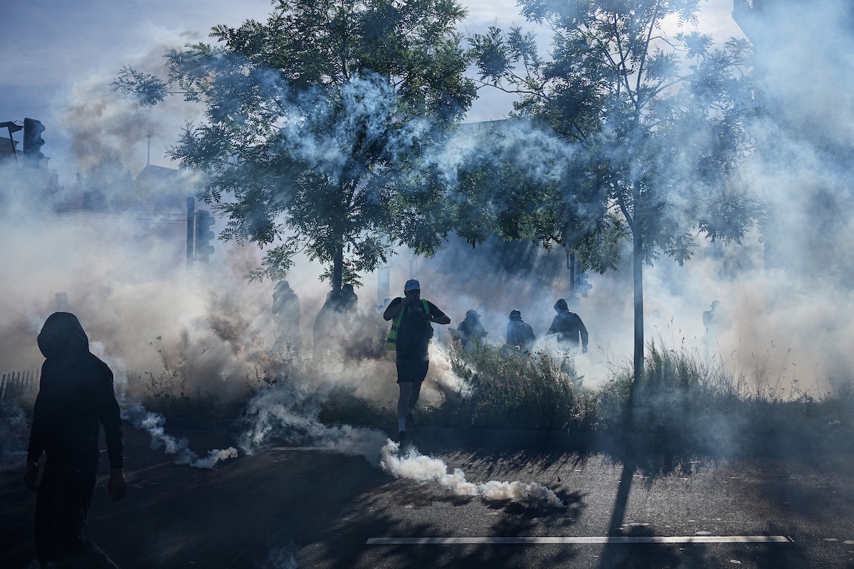 Gli scontri a Ginevra fra polizia e manifestanti contro il G7