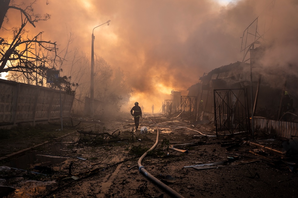 Un vigile del fuoco al lavoro per spegnere un incendio in un mercato, scoppiato dopo un attacco russo (AP Photo/Dan Bashakov)