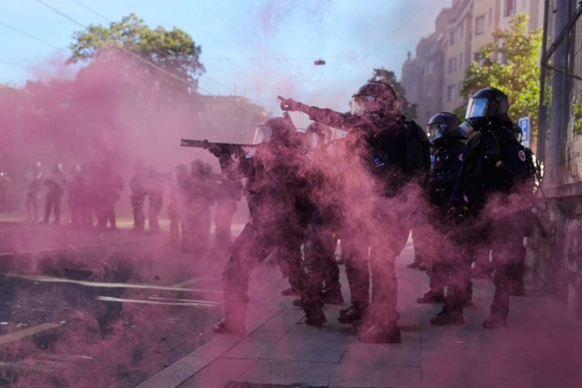 Gli scontri a Ginevra fra polizia e manifestanti contro il G7