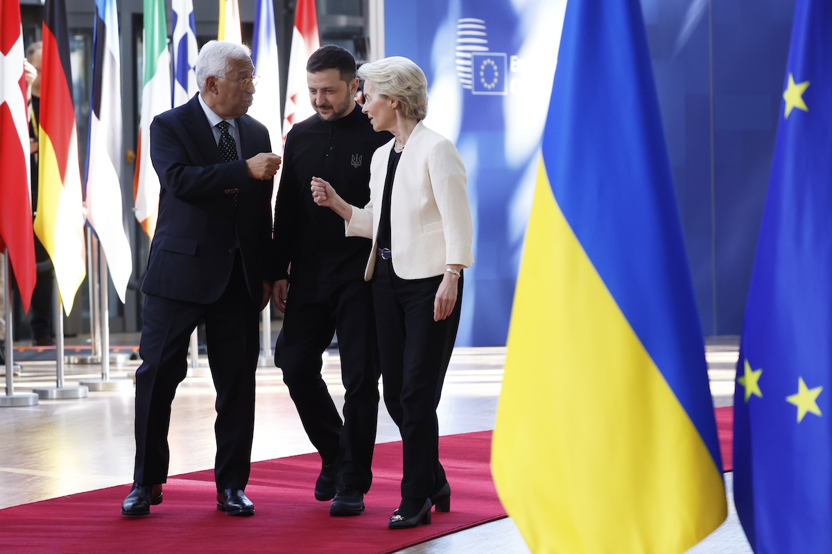 Volodymyr Zelensky (al centro) insieme al presidente del Consiglio Europeo Antonio Costa e alla presidente della Commissione Europea Ursula von der Leyen, il 6 marzo 2025 (AP Photo/Omar Havana)