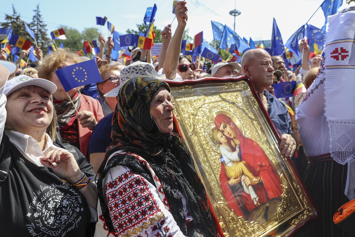 Una manifestazione a sostegno dell'integrazione della Moldavia nell'Unione Europea a Chisinau, nel 2023 (AP Photo/Aurel Obreja)