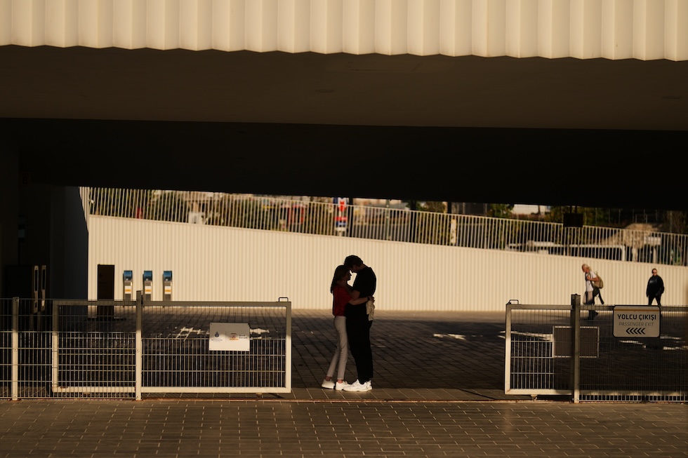 Una coppia al terminal dei traghetti di Kabatas (AP Photo/Francisco Seco)