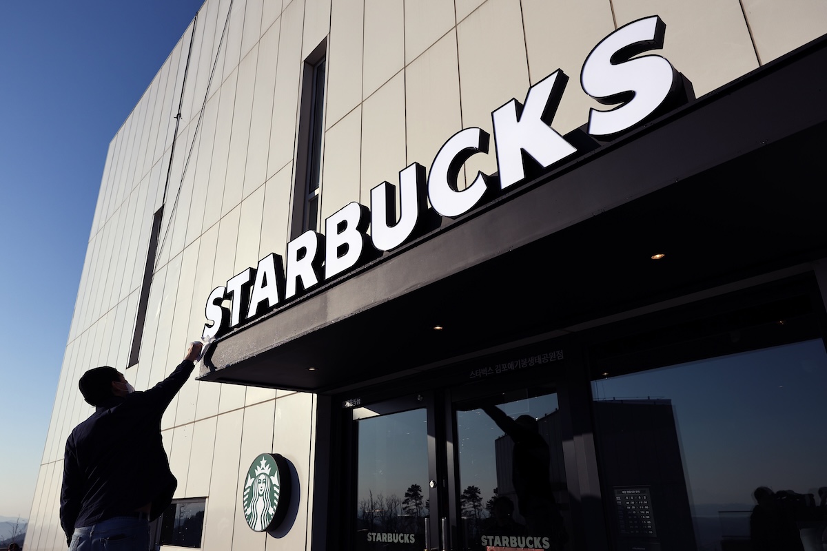 In Corea del Sud Starbucks chiuderà in anticipo i punti vendita per offrire ai dipendenti un corso di storia