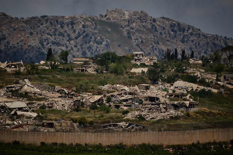 La fortezza di Beaufort, sopra le colline con edifici distrutti nel sud del Libano meridionale, viste dal nord di Israele (AP Photo/Leo Correa)