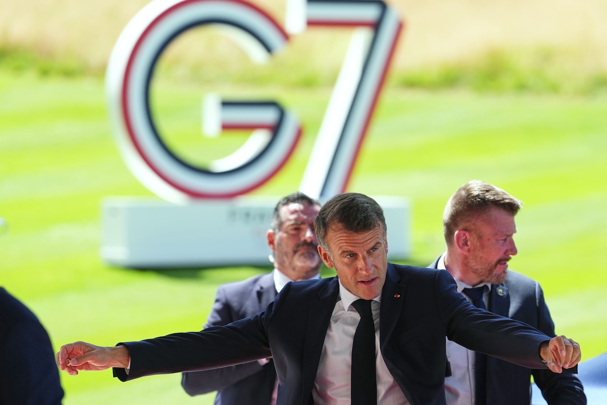 Il presidente francese Emmanuel Macron a Evian-les-Bains, il 15 giugno 2026 (AP Photo/Thibault Camus)