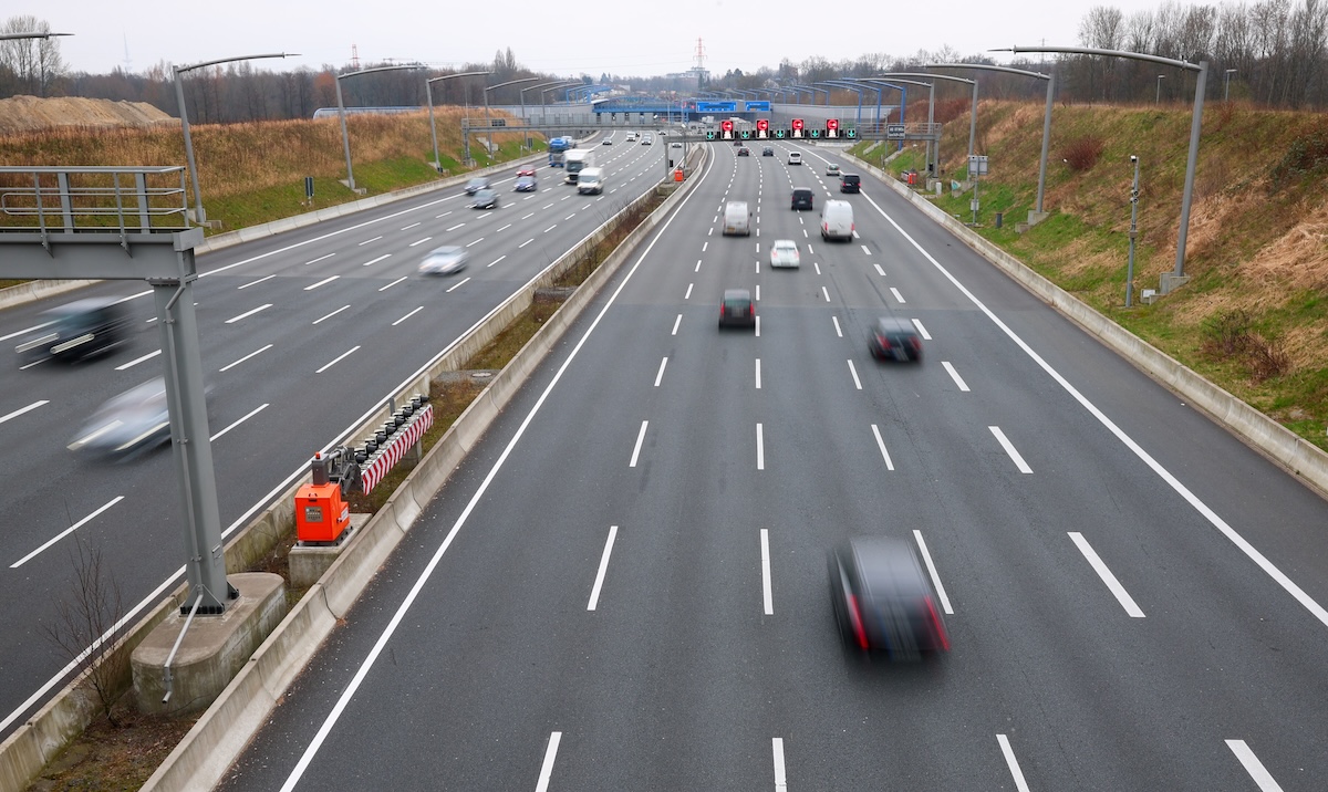Andare molto forte in autostrada serve a poco