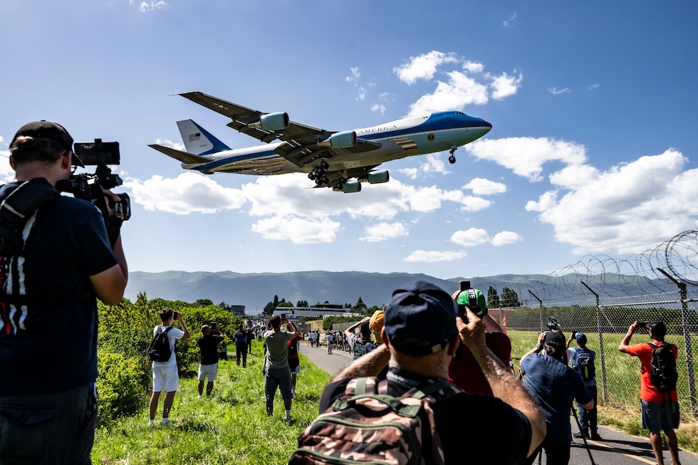 L'Air Force One del presidente degli Stati Uniti Donald Trump nella fase di atterraggio all'aeroporto di Ginevra, per il G7 (Jean-Christophe Bott, Pool Photo via AP)