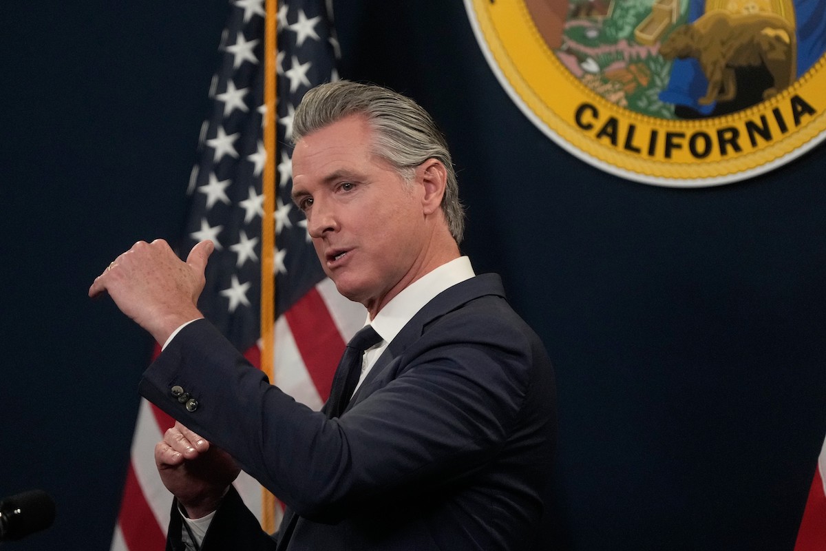 Il governatore Democratico della California Gavin Newsom dice che il dipartimento di Giustizia sta indagando su di lui e sulla moglie