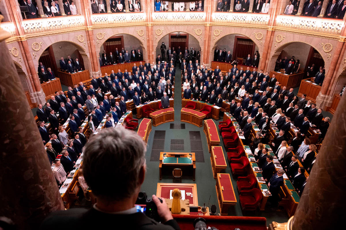 Il parlamento ungherese ha approvato un emendamento costituzionale che limita a 8 anni il mandato del primo ministro