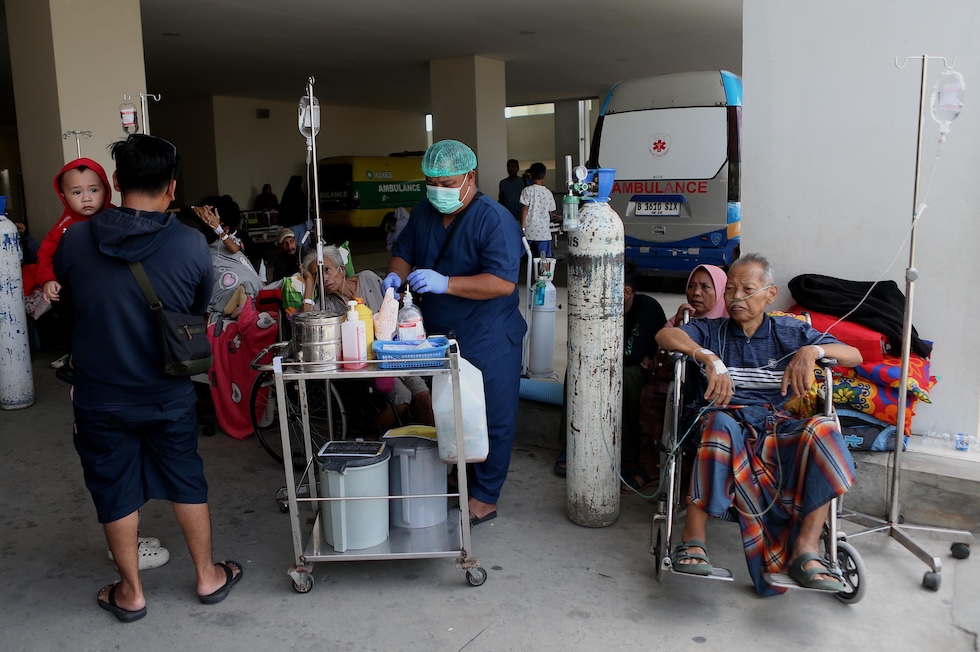 Pazienti evacuati all'esterno di un ospedale dopo un terremoto di magnitudo 6.7 sull'isola di Sulawesi (EPA/M TAUFAN/ansa)