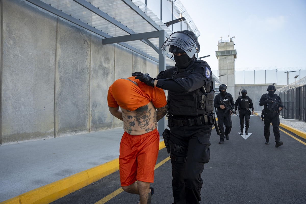 Le molte accuse di violenze in un nuovo, grande carcere in Ecuador