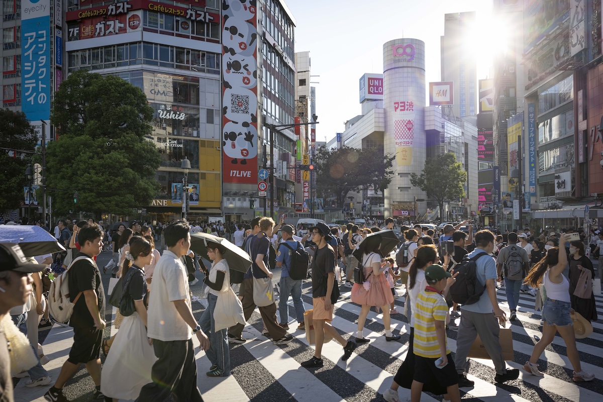nel quartiere pi249 turistico di tokyo si aggira la polizia dei rifiuti da Ilpost.it nel quartiere pi249 turistico di tokyo si aggira la polizia dei rifiuti