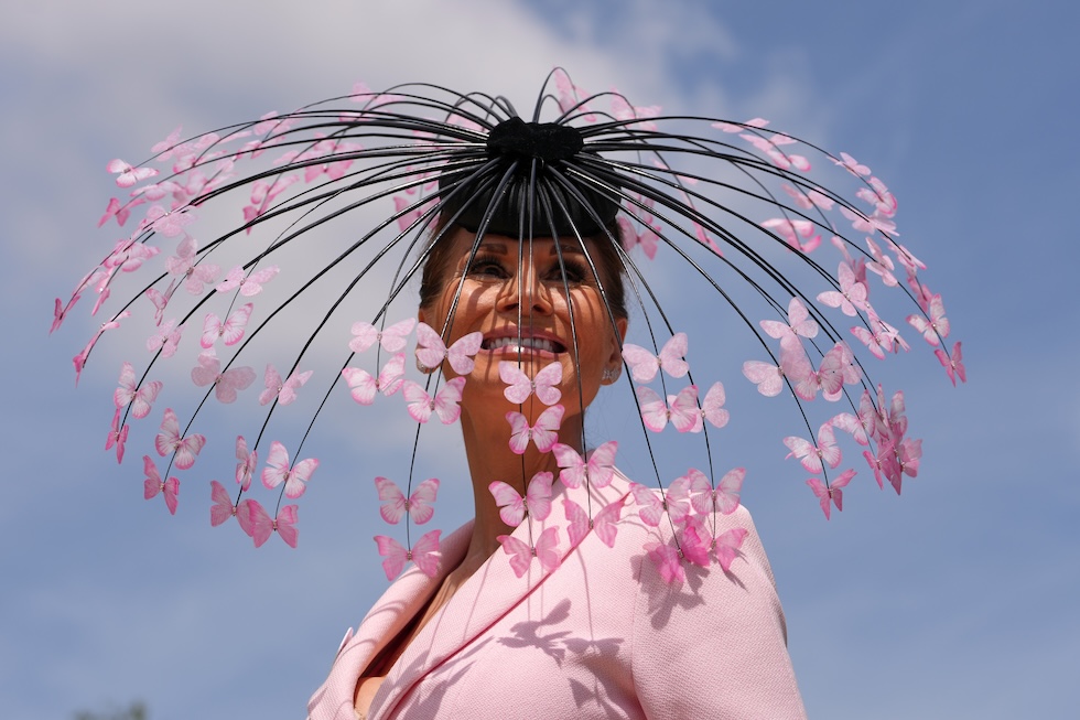Una delle spettatrici delle corse del Royal Ascot (AP Photo/Kin Cheung)