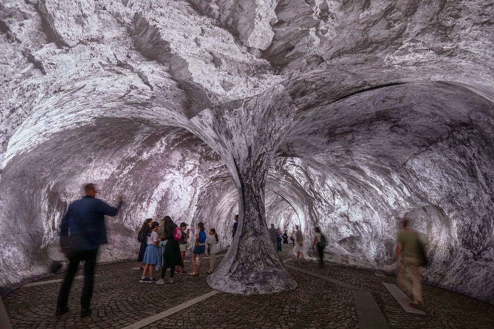 Visitatori nell'installazione artistica "La caverna del Pont Neuf" dell'artista JR, sul Pont Neuf (AP Photo/Aurelien Morissard)
