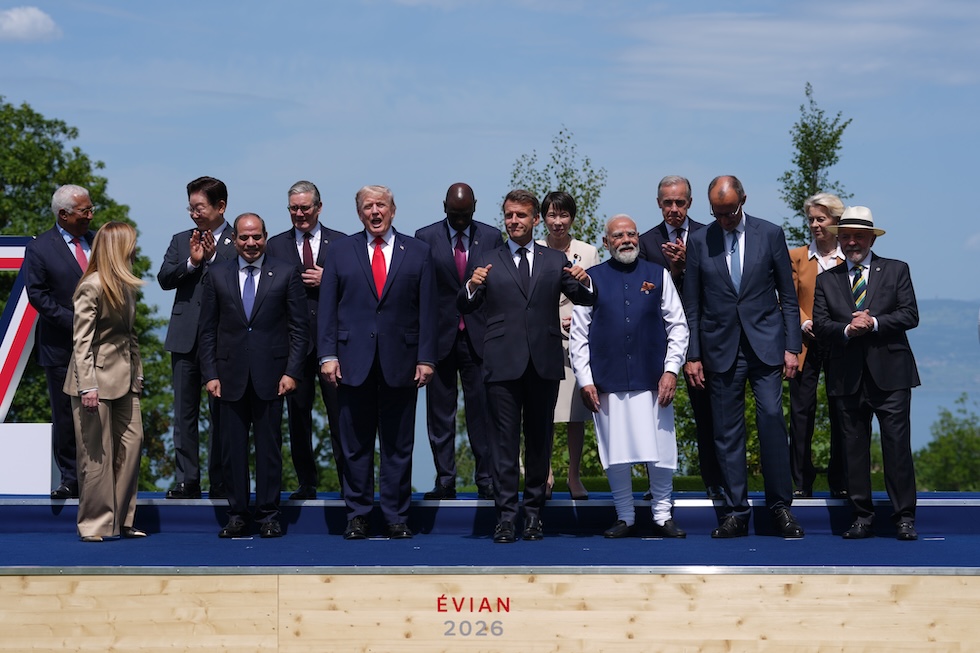 I leader del G7 in posa – c'è chi è più e chi meno pronto– per una foto di gruppo (AP Photo/Thibault Camus)
