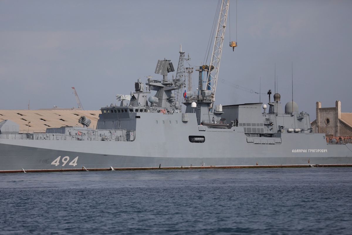 Una nave militare russa ha sparato colpi di avvertimento nella Manica, probabilmente per impedire una collisione con uno yacht