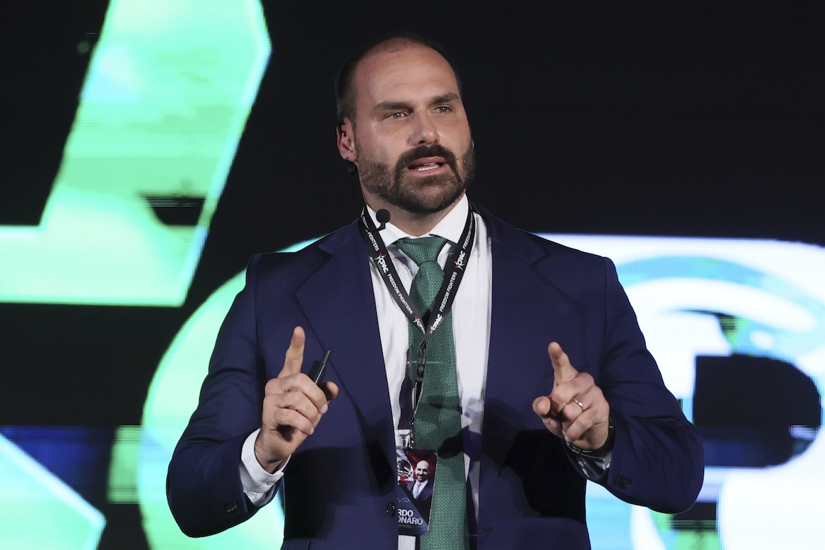 In Brasile Eduardo Bolsonaro è stato condannato per aver provato a influenzare il processo contro il padre, l’ex presidente Jair Bolsonaro