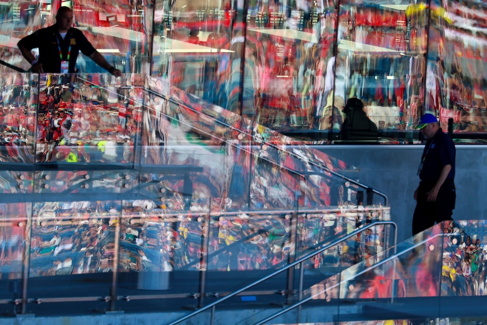 Il riflesso dei tifosi allo stadio durante la partita dei Mondiali tra Iraq e Norvegia. La Norvegia ha vinto 4-1 (AP Photo/Mark Stockwell)
