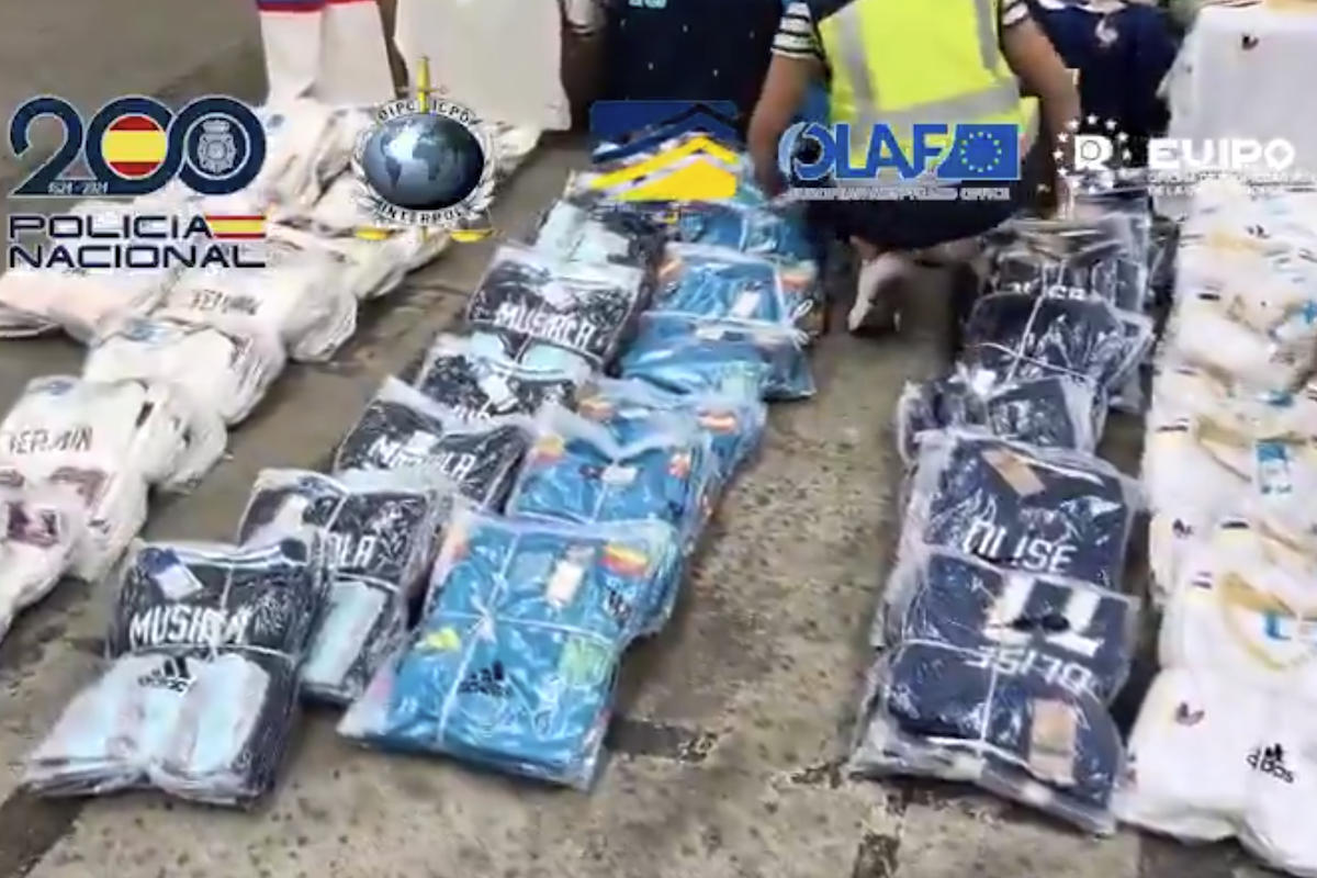 In Spagna sono state scoperte oltre 66mila maglie di calcio contraffatte da vendere durante i Mondiali: 95 persone sono state fermate