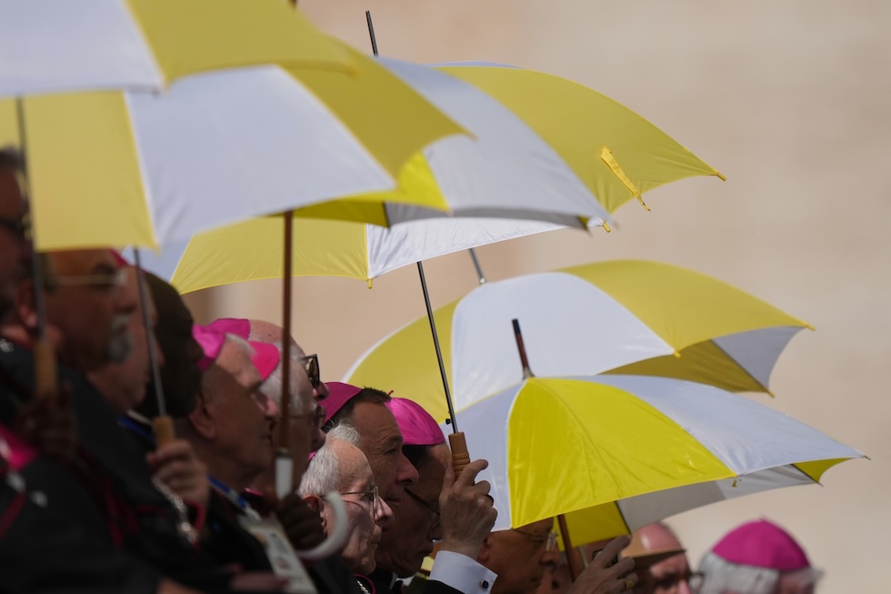 Ombrelli per ripararsi dal sole, all'udienza generale di papa Leone XIV in piazza San Pietro (AP Photo/Andrew Medichini)
