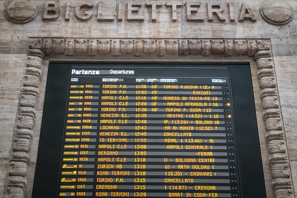 Ci sono molti ritardi dei treni sulla linea dell’alta velocità tra Milano e Bologna