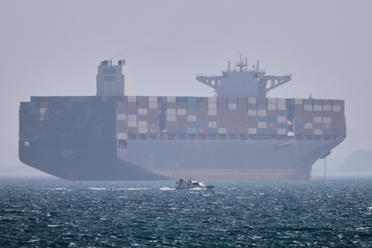 Una portacontainer ferma nello stretto di Hormuz, maggio 2026 (Amirhosein Khorgooi/ISNA via AP)