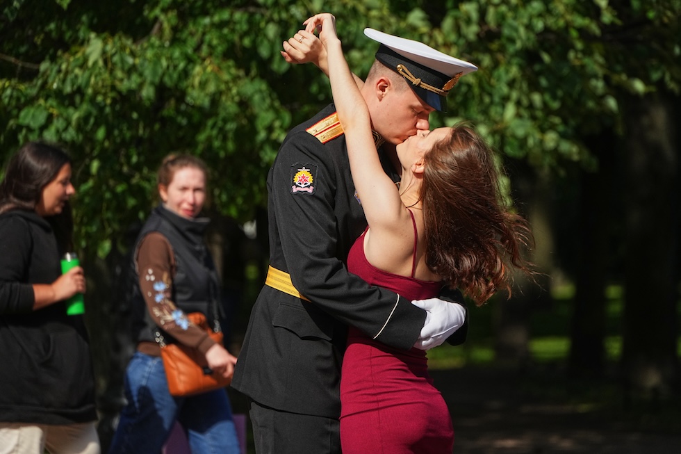 Un tenente della marina e una donna si baciano in un parco, ieri (AP Photo/Dmitri Lovetsky)

