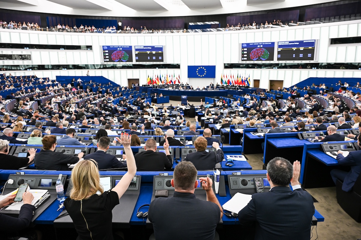 Il Parlamento Europeo ha approvato il nuovo regolamento sui rimpatri, che permetterà di creare centri di detenzione fuori dall’Unione