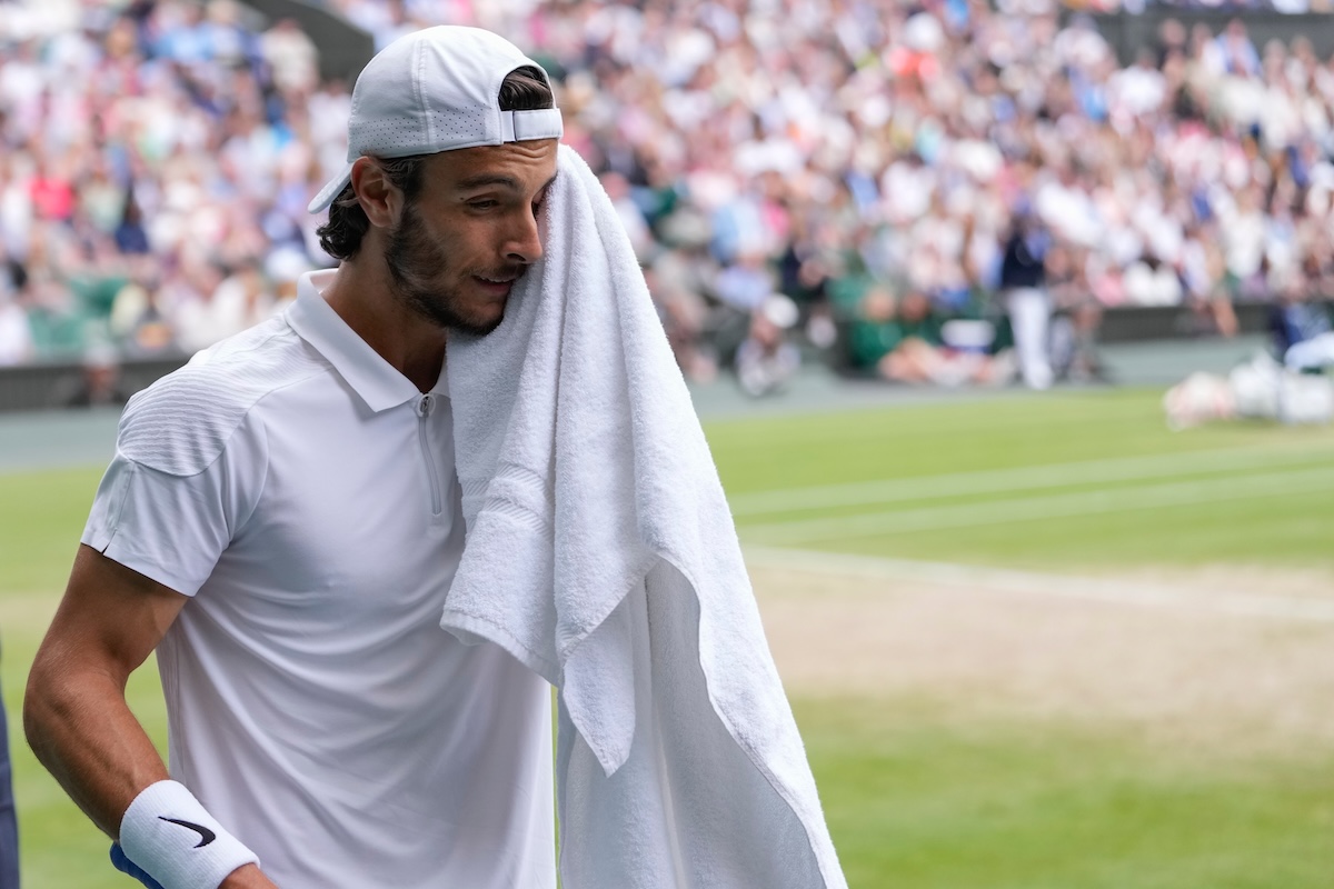 Il tennista Lorenzo Musetti non giocherà il torneo di Wimbledon