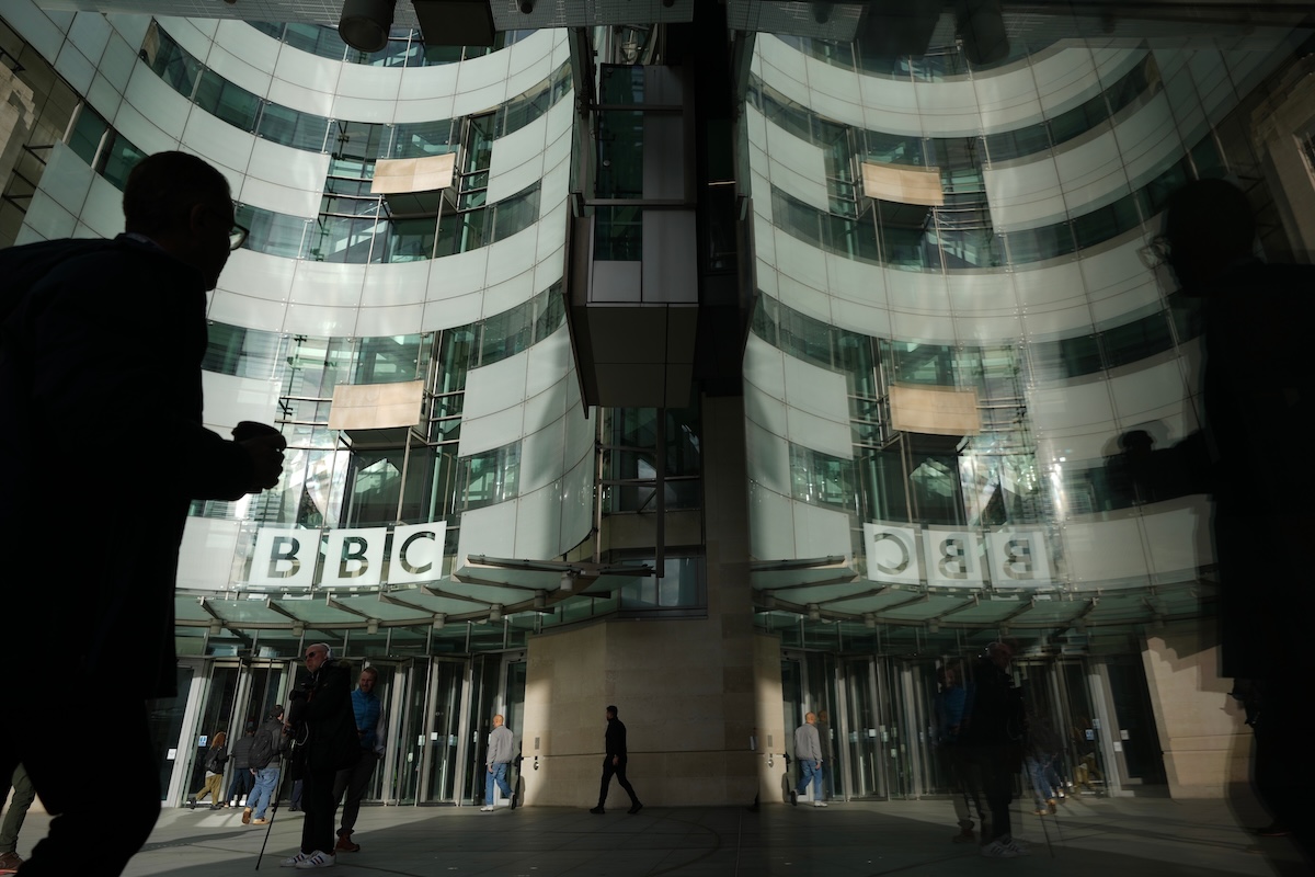 La BBC ha annunciato che licenzierà 550 dipendenti, in un ampio piano di riduzione dei costi