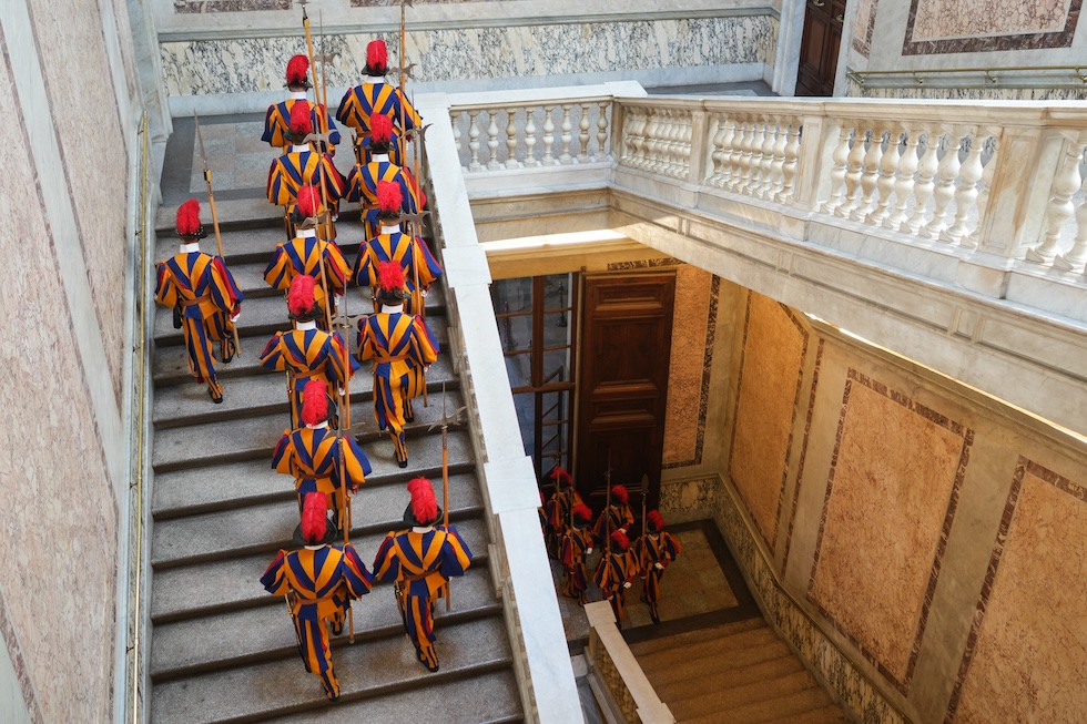 Le Guardie svizzere pontificie prima dell'arrivo del presidente del Perù, José María Balcázar, al palazzo apostolico (AP Photo/Andrew Medichini)