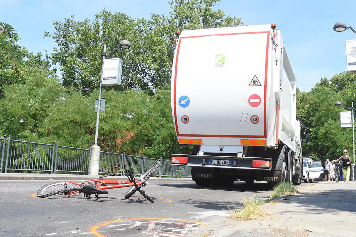 A Reggio Emilia un bambino di 11 anni in bicicletta è morto investito da un camion dei rifiuti