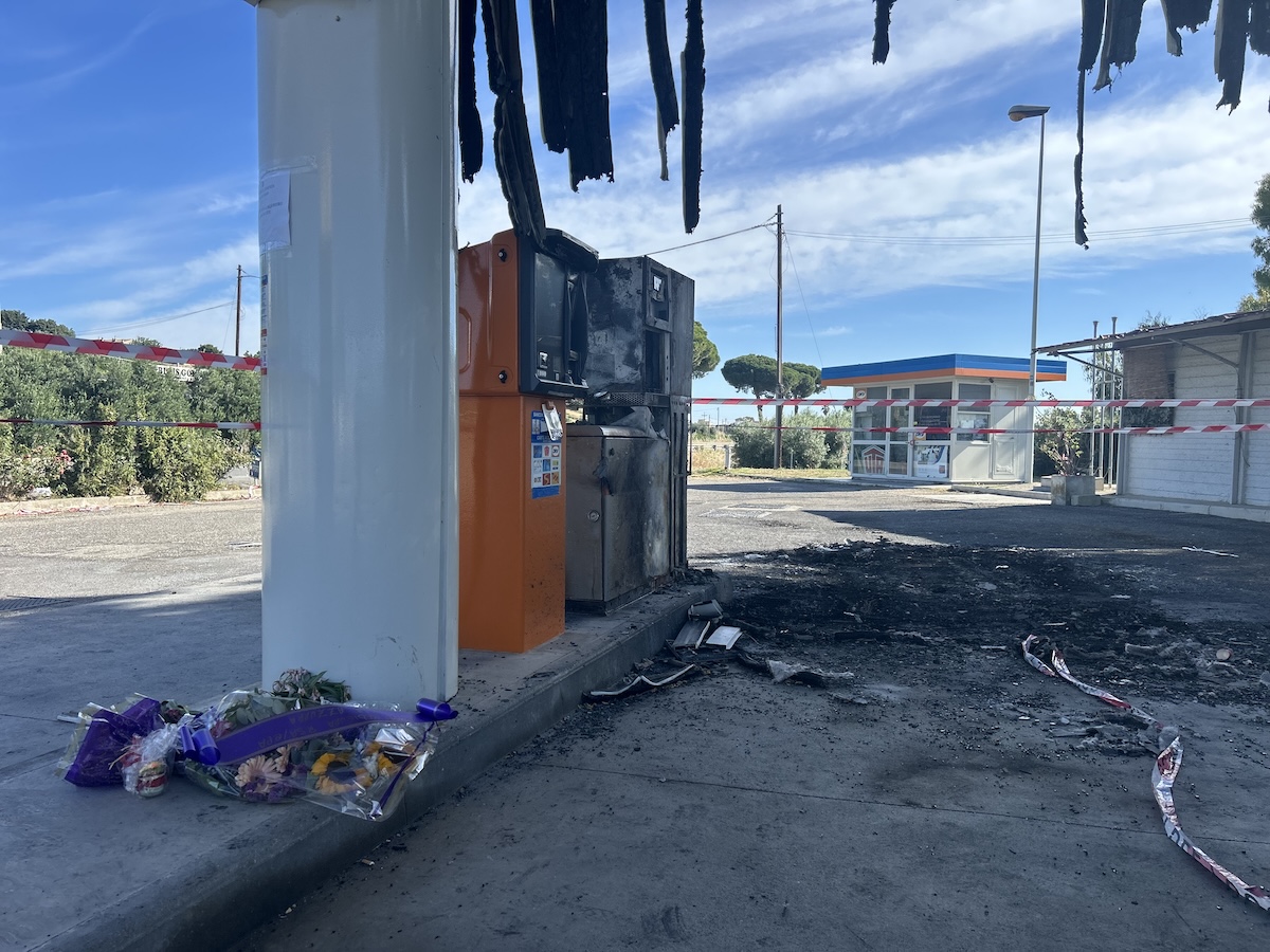 Il distributore di benzina ad Amendolara, in Calabria, dove due caporali pakistani hanno bruciato vivi in un minivan quattro lavoratori, 18 giugno 2026 (Angelo Mastrandrea/il Post)