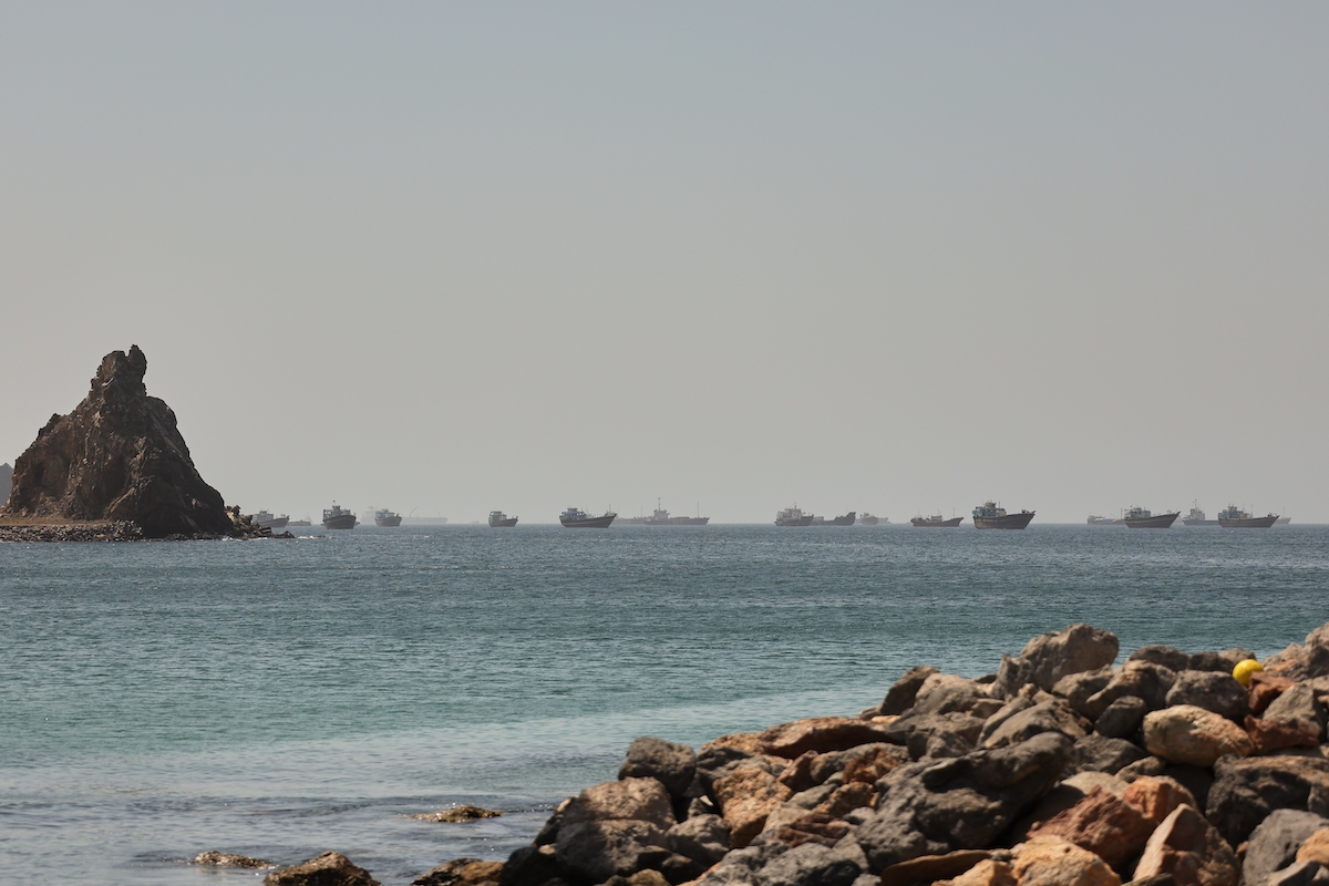 Navi in attesa nello stretto di Hormuz, 16 giugno 2026 (AP Photo)