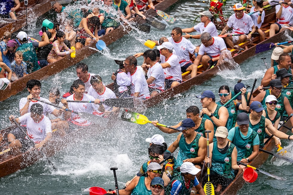 Un momento della regata tradizionale che si svolge ogni anno in occasione del Festival delle barche drago (AP Photo/Chan Long Hei)