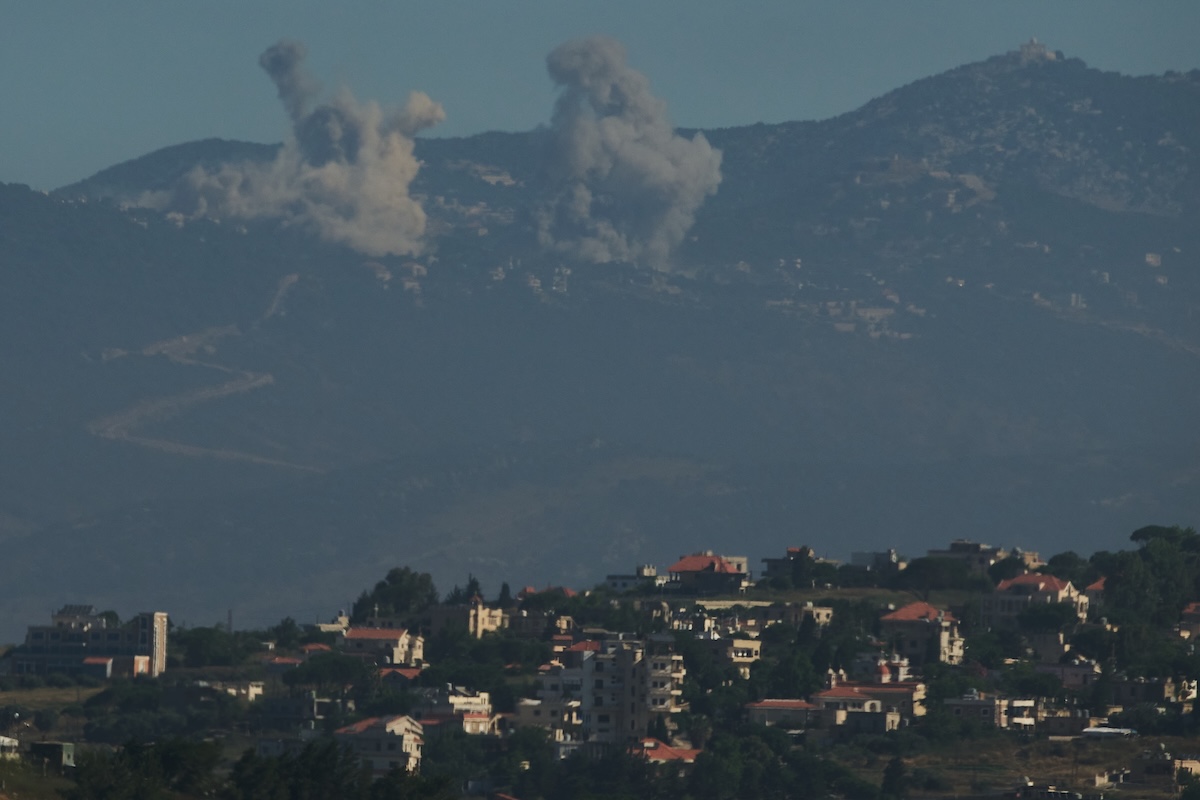 L’esercito israeliano ha bombardato il sud del Libano, uccidendo 18 persone
