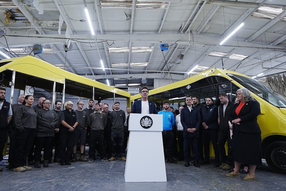 Andy Burnham durante una conferenza stampa del 2025 a Rochdale, in Inghilterra