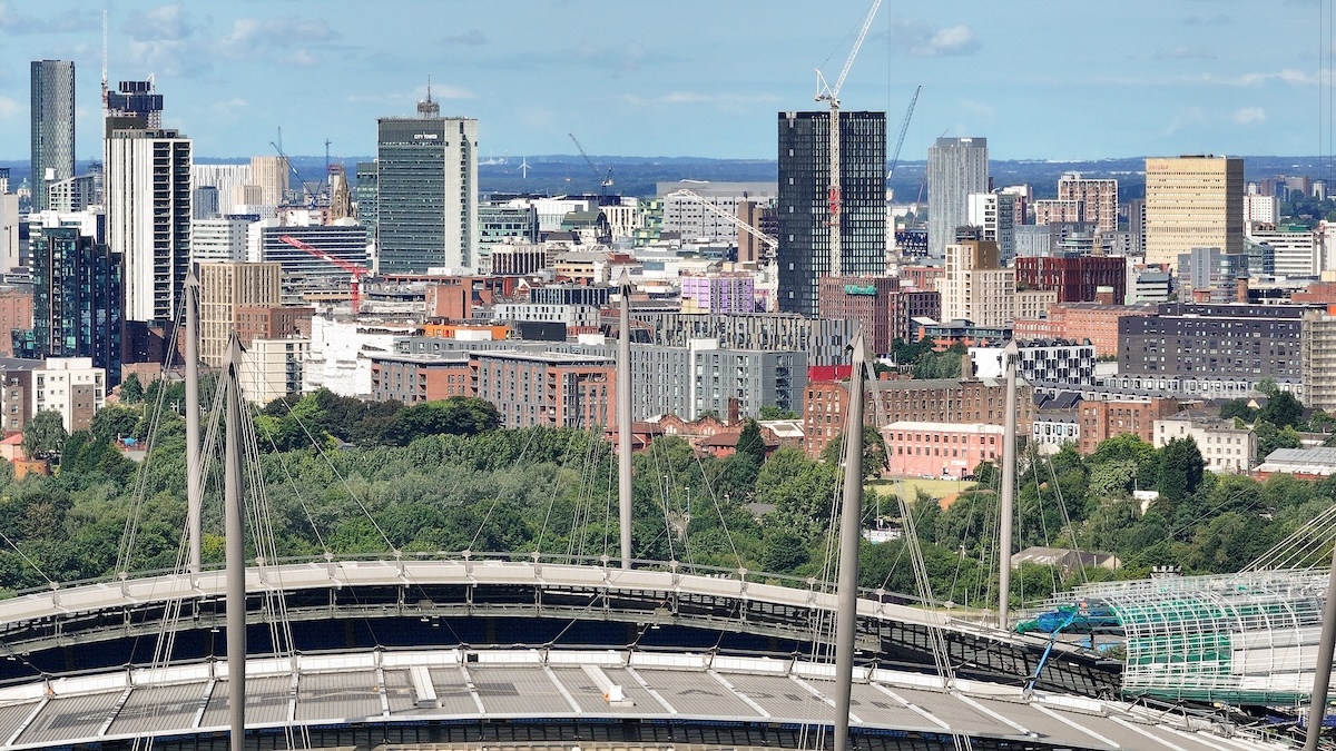 Una veduta di Manchester, dal lato dello stadio di calcio del Manchester City, in una foto del luglio del 2025