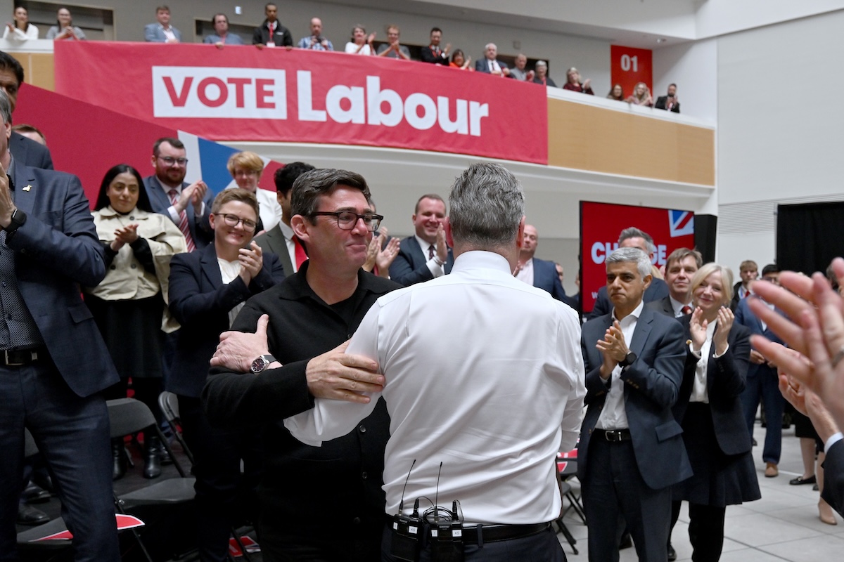 Andy Burnham abbraccia Keir Starmer dopo un comizio del giugno del 2024, a Manchester
