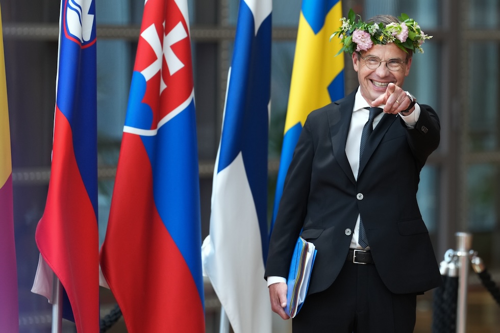 Il primo ministro svedese Ulf Kristersson a un incontro della Unione Europea. Ha una corona di fiori in testa, probabilmente in vista del Midsommar, la festa di Mezza Estate, che si celebra nel fine settimana in cui cade il solstizio d'estate
(AP Photo/Marius Burgelman)