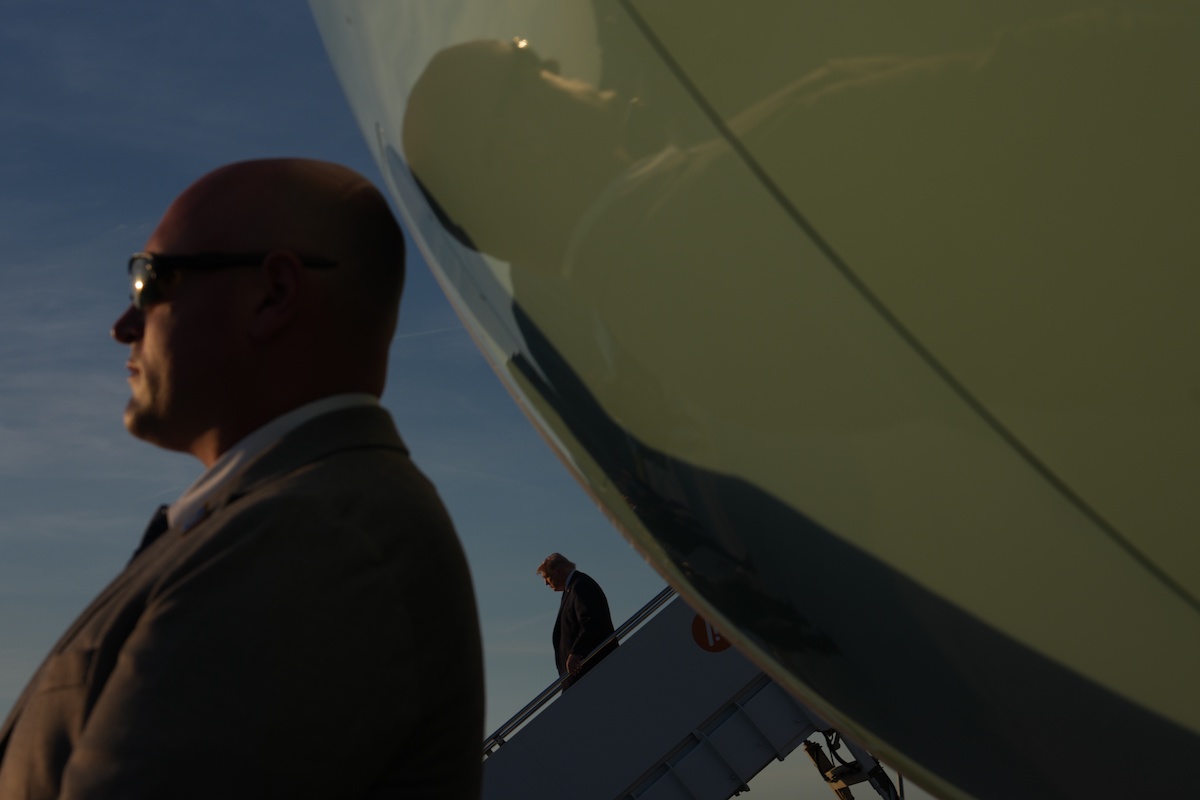 Donald Trump scende dall'aereo presidenziale Air Force One, 17 giugno 2026 (AP Photo/Julia Demaree Nikhinson)